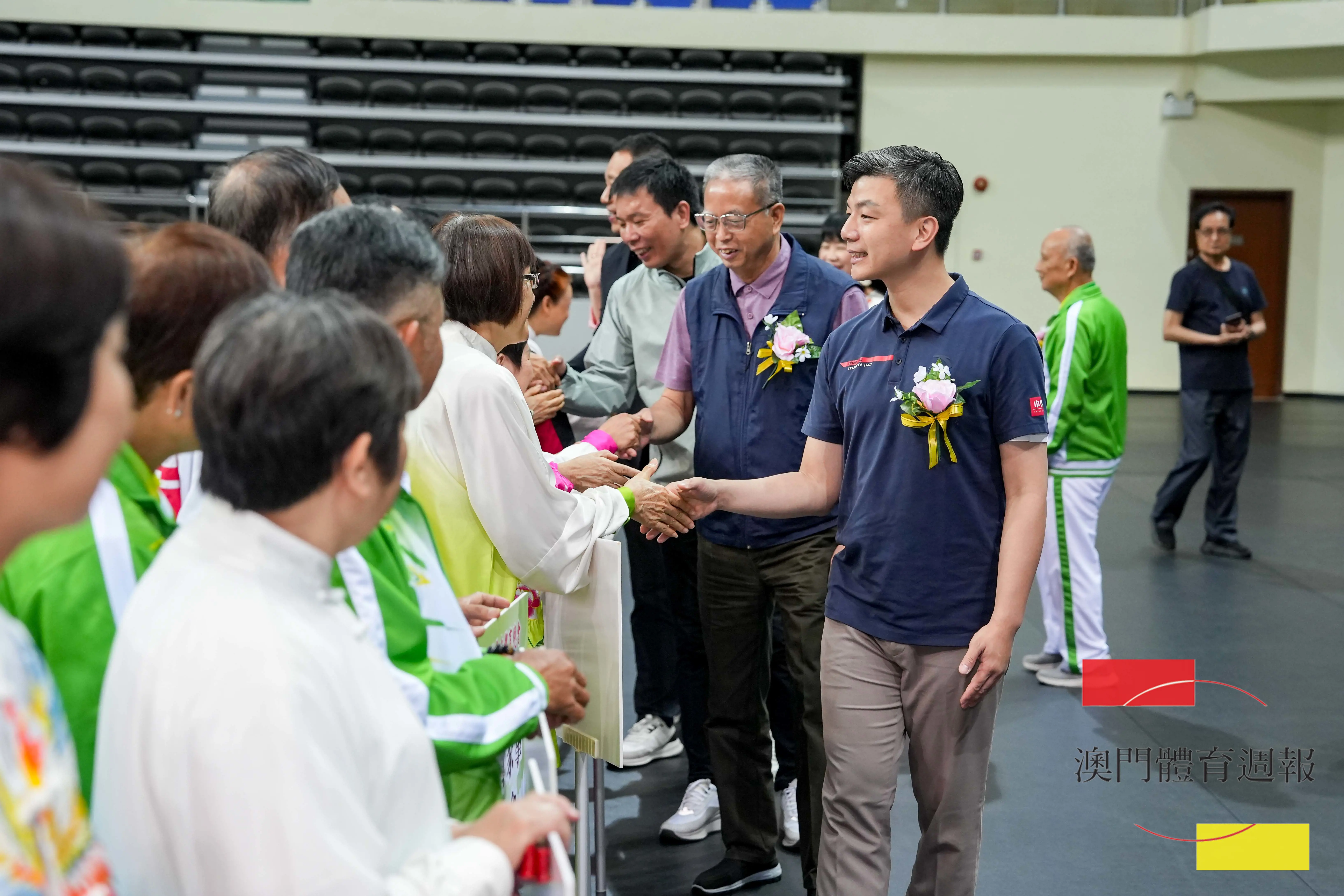 嘉賓與參賽隊伍握手 (2).jpg